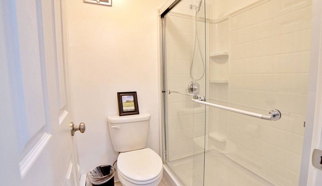 2BD/2BA Condo. 10 min walk to Sacred Heart Hosp