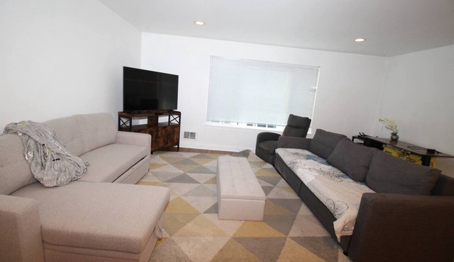 2BR/2BA Queen Anne Retreat/downtown, port,parking