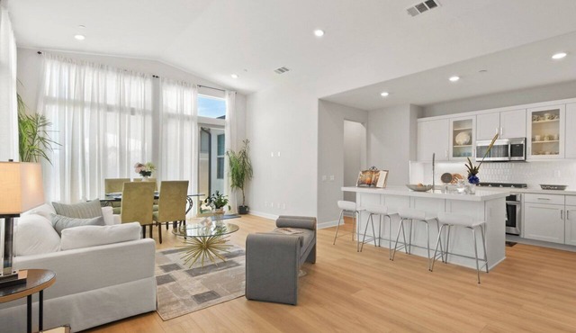 3 bed 2 room home deluxe resort living near Del Mar&Torrey Pines Beach!