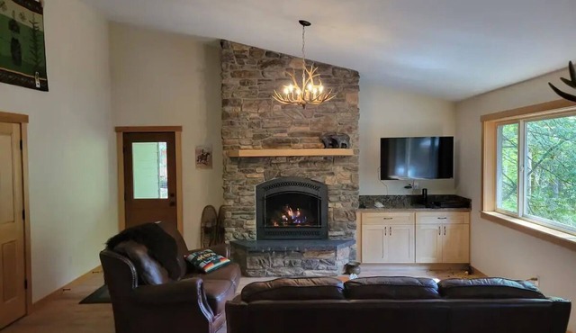 3 Bedroom Cabin with Hot Tub near Glacier and Mt. Baker