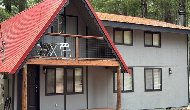 3-bedroom house in awesome Packwood with AC, WI-FI and EV charger
