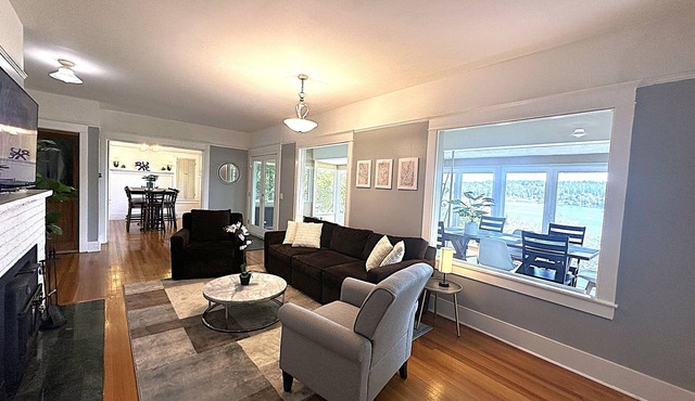 3 BR Beautiful Lake View Home