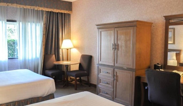 3 Chic Queen Units w/Onsite Dining & Gym! Free Shuttle Service!