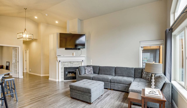 3 Mi to Dtwn Salem: Cozy Gem w/Sunroom!