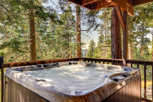 3 Mi to Lake Arrowhead Village: Dog-Friendly Cabin