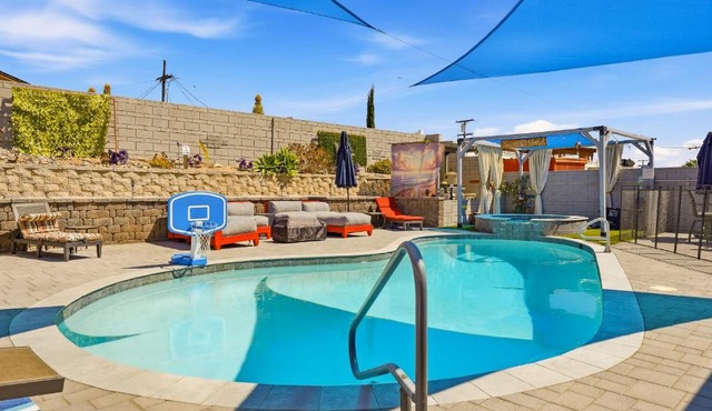 3BR Family Retreat wPool Firepit & Billiards