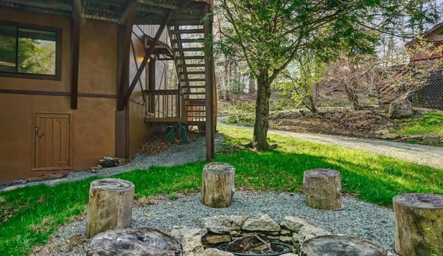 3BR Mountain Cabin with VIEWS and FIREPIT Sleeps 8