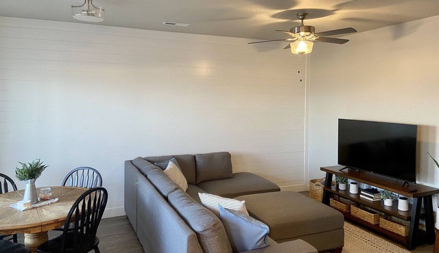 3BR Townhome with Master En-Suite, Workspace Ping-Pong, Fast Wi-Fi, Near Parks