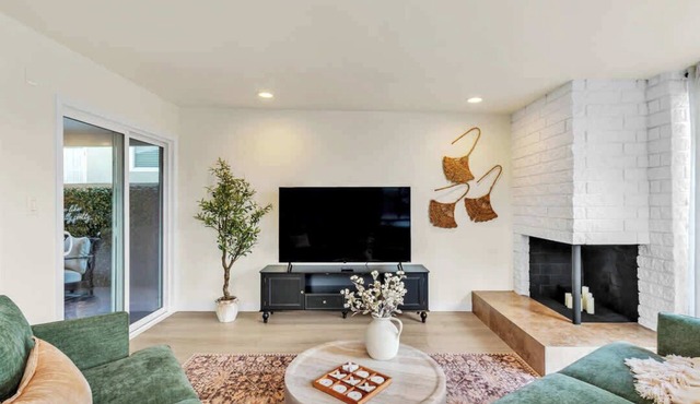 3BR with Hot Tub, Sunset Deck, AC, Luxury Dining