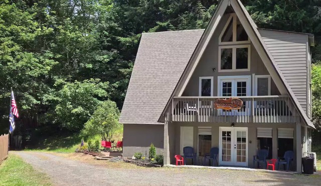 4-bedroom cabin in peaceful Lakeside Oregon