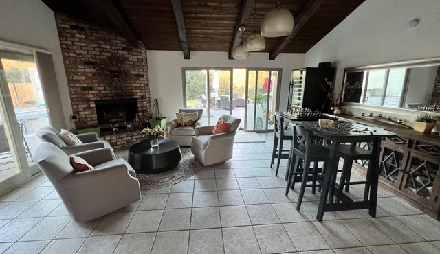 4 bedroom home pool and jacuzzi foot of mountain 30 min from San Diego beaches