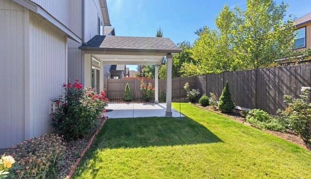 4-bedroom house in beautiful Bend with cool AC & king bed, 30 day minimum
