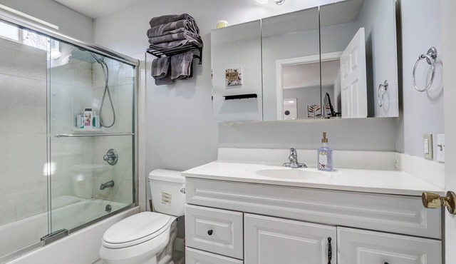 4 miles away to Strip Cozy Private guest house Private Big Yard with Wi-Fi, AC