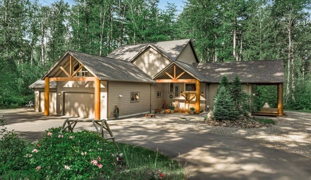 4000sqft, 1-acre Custom Cabin Retreat w Game Room, Hot Tub & Sauna @Mt Hood