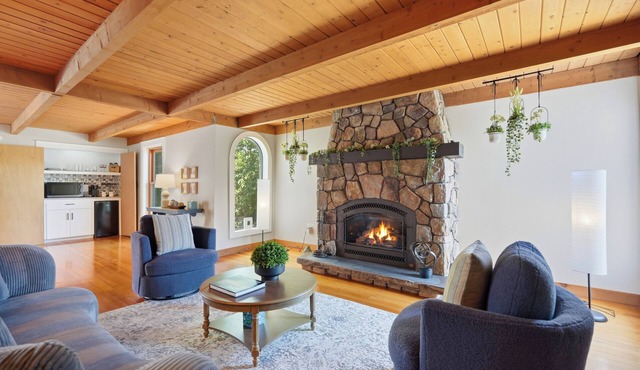 5BR Carlton guesthouse with hot tub, patio, and fire pit