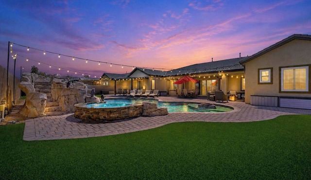 5BR - Las Vegas: Pool, Hot Tub, Sauna, Gym & More