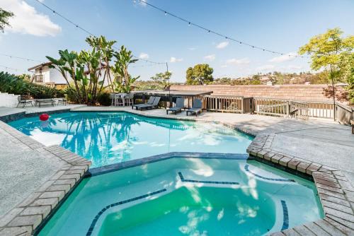 5BR Oasis with Pool, Arcade, Sauna