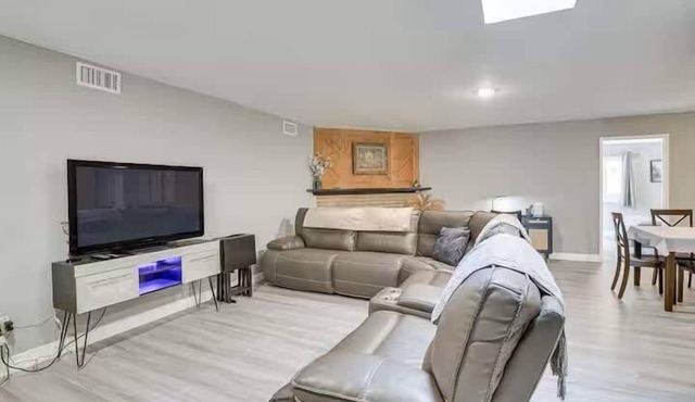 5BR Retreat w/Hot Tub, BBQ & Foosball