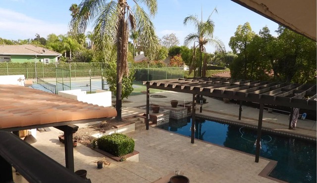 6-bedroom castle in enchanting Claremont fitness room, Pool, Hot tub, Tennis