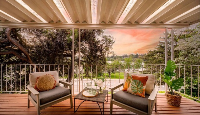 6b4b Newly Remodeled Home w/Green Lake View