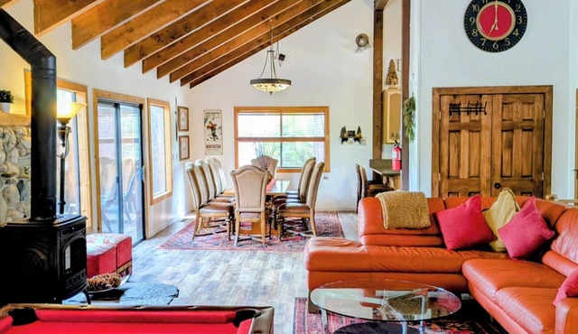6bd, Hot Tub,Pool Tbl. 10 min to Beach!