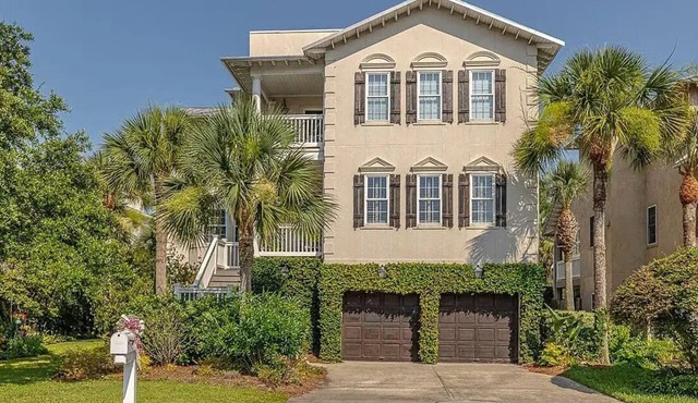 7-bedroom cottage in fabulous St. Simons Island with lounge pool, WiFi, AC.
