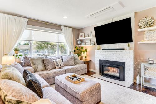 7 Mi to Vancouver Waterfront: Sleek Home w/Yard!