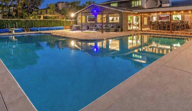 7BR Grand Speakeasy - 3mi Strip, Pool+Spa, Games