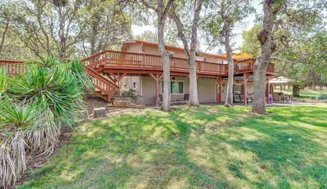 8 Mi to Jacksonville: Oregon Getaway w/Deck!