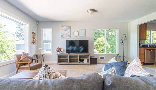 9852 Upper · 4b2b Upper Unit @S Seattle w/Panoramic Lake View