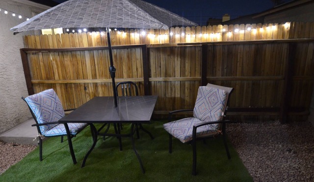 9min to the airport washer & dryer, kitchen, outdoor BBQ. Sleeps 4