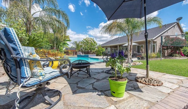 A Relaxing Retreat with Pool and Heated Jacuzzi near Sequoia Parks