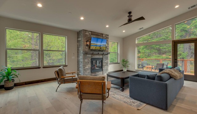 AC, Large Upright Arcade, Dreamy Kitchen, Designer Furnished, Grill, Fast Wifi, Spa – The Glenmore