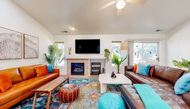 Adventurer's retreat with PS5, modern kitchen, private patio, & desert views