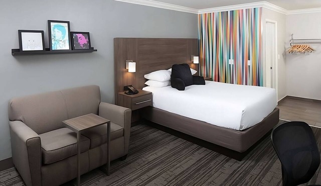 Affordable Accommodation in Signature Temecula! Onsite Pool, Free Parking