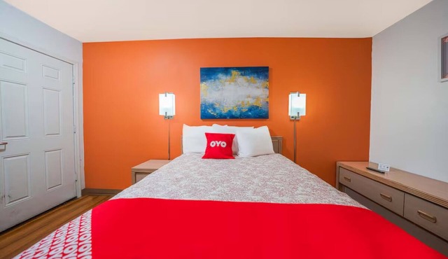 Affordable Retro Room w/Free Parking, Near Downtown Bend – 1 Mile