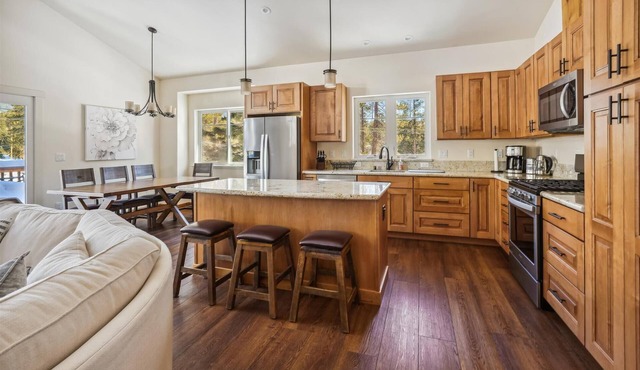 Agate Bay Gem by Tahoe Getaways - Luxury 3BR - Easy walk to Beach!