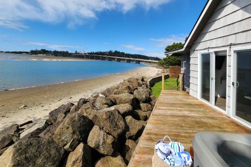 Alsea Bay Cottage with Hot Tub! The Retreat