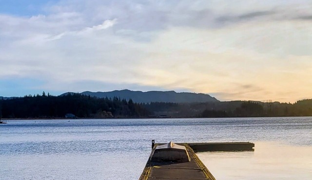 Amazing 5BR Lake House +Private Dock +Hot Tub +Huge Games Room +7 Patios & Decks