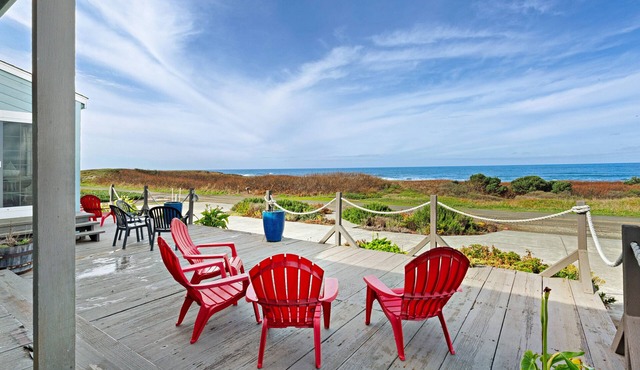 Amazing oceanfront home & guesthouse w/hot tub, beach access & decks - 2 dogs OK
