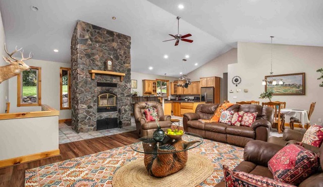 Amazing Private Wine Country Retreat, Pet Friendly, Hot Tub, Huge Game Room, BBQ, Wine Tasting