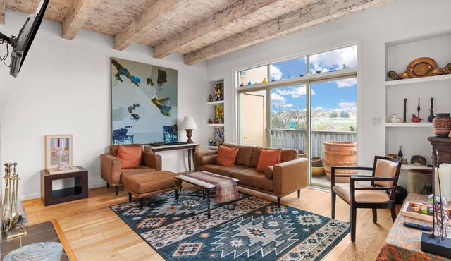 Amazing Rates | Artistic Condo Near Plaza | Views | Extended Stays