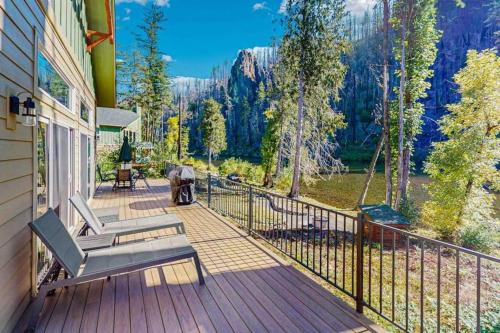 Amazing riverfront cabin with views deck firepit & grill - dog-friendly