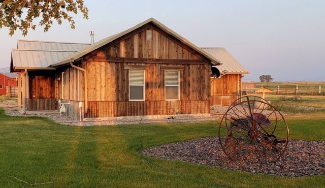 Amazing Views! Private, quiet, Cozy, Clean, Cottage just outside of Dillon MT