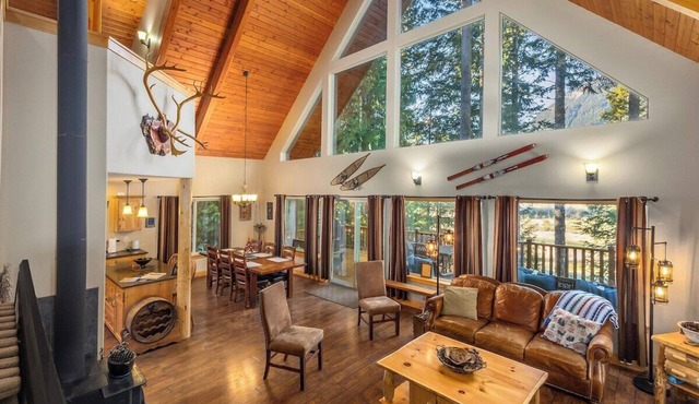 Antler Ridge | Hot tub, Starlink, BBQ, River Access!