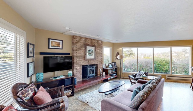 Artistic home w/ocean views & private hot tub, close to beach