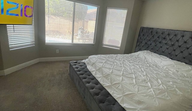 Awesome 4-bedroom house with AC in vibrant Las Vegas