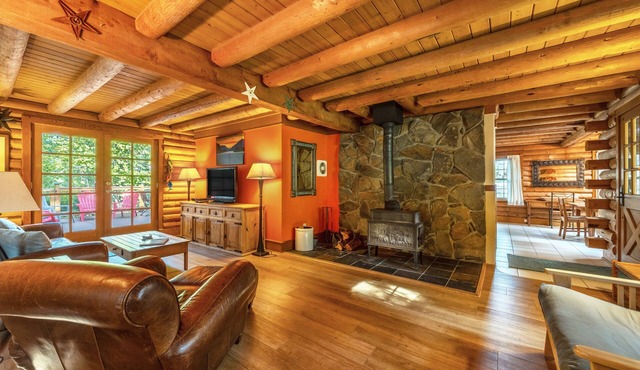 Baja Norte - Hot Tub! Cozy Log Cabin, Perfect Hood River Getaway!