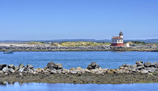 Bandon Home with Patio, Steps to South Jetty Park