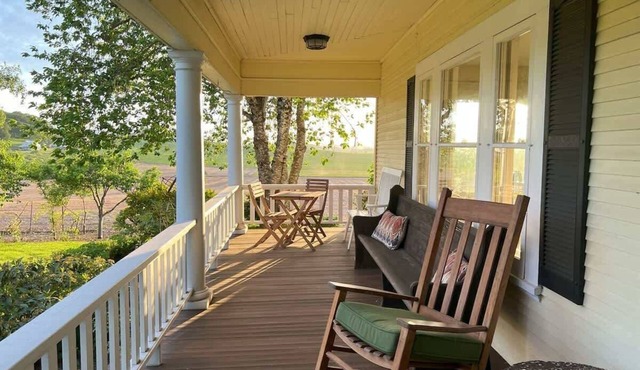Barn Owl Hill - Historic Farmhouse Vineyard Views